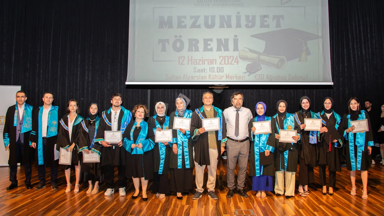 Selçuk Üniversitesi Sağlık Hizmetleri MYO’da mezuniyet sevinci